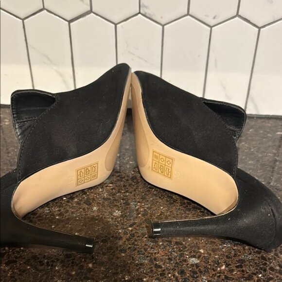 Dynamite Elegant Black Mulesfaux suedesize 5.5 - Picture 6 of 7